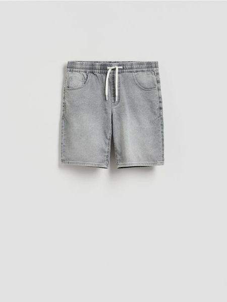Jeansowe szorty jogger - jasnoszary. Szare szorty męskie Reserved, bez wzorów, z denimu. Za 99.99 zł.