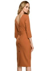 Elegancka sukienka ołówkowa midi z dekoltem V na plecach brązowa. Brązowe sukienki damskie Sukienki.shop, do pracy, s, bez wzorów, biznesowe, bez kołnierzyka, bez ramiączek, midi, ołówkowe. W wyprzedaży za 174.00 zł.