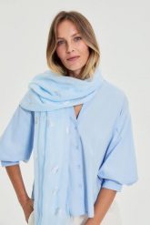 Szal z metalicznym nadrukiem błękitny. Niebieskie szaliki i chusty damskie MOODO, bez wzorów, z poliesteru. Za 39.99 zł.