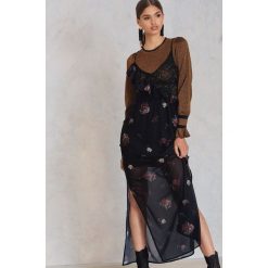 NA-KD Party Asymetryczna koronkowa sukienka z falbanką - Black. Sukienki damskie marki NA-KD Party. Za 129.95 zł.