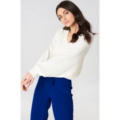 NA-KD Krótki sweter z rękawem typu nietoperz - Offwhite. Szare swetry damskie marki NA-KD, z dzianiny. W wyprzedaży za 60.98 zł.
