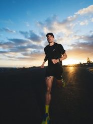 4F Koszulka do biegania szybkoschnąca męska - czarna XL. Czarne koszulki sportowe męskie 4f, m, bez wzorów, z materiału, bez kołnierzyka. Za 119.99 zł.