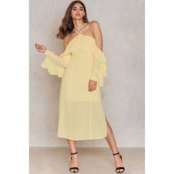 NA-KD Boho Sukienka midi z falbanką i dekoltem A - Yellow. Sukienki damskie marki NA-KD Boho. W wyprzedaży za 60.88 zł.