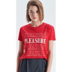 Koszulka z nadrukiem - Czerwony. T-shirty damskie marki Cropp. W wyprzedaży za 19.99 zł.