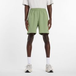 Spodenki męskie New Balance MB6174CDAAR – zielone. Zielone szorty męskie New Balance, m, bez wzorów, z materiału, eleganckie. Za 259.99 zł.