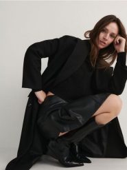 Koronkowa bluzka z wiskozy - czarny. Czarne bluzki damskie Reserved, l, bez wzorów, z dzianiny, bez kołnierzyka, bez ramiączek. W wyprzedaży za 89.99 zł.