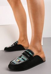 Czarne Klapki Mule z Koralikami na Zakrytym Nosku Aserhia. Czarne klapki damskie Renee, bez wzorów, boho, bez obcasa, na płaskiej podeszwie. Za 89.99 zł.