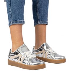 Srebrne sneakersy trampki damskie lakierowane srebrny. Szare trampki i tenisówki damskie bez wzorów, z lakierowanej skóry, sportowe, przed kostkę, bez zapięcia. Za 75.21 zł.