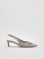 Czółenka z ozdobnym detalem - kremowy. Białe czółenka damskie Reserved, bez wzorów, ze skóry, bez obcasa, bez zapięcia. Za 149.99 zł.