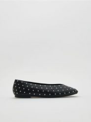 Baleriny z ćwiekami - czarny. Czarne baleriny damskie Reserved, ze skóry. Za 149.99 zł.