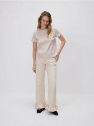 T-shirt z kwiatową aplikacją - beżowy. Brązowe t-shirty damskie Reserved, l, z aplikacjami, z bawełny, bez kołnierzyka. Za 79.99 zł.