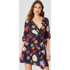 Trendyol Sukienka w kwiaty z rozcięciami - Multicolor,Navy. Niebieskie sukienki damskie marki Trendyol, w kwiaty, z poliesteru, z kopertowym dekoltem, na ramiączkach. W wyprzedaży za 90.98 zł.