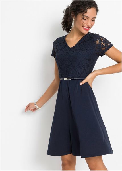 Sukienka mini z koronką i paskiem. Niebieskie sukienki damskie bonprix, bez wzorów, z koronki, eleganckie, bez kołnierzyka, bez ramiączek, mini. Za 169.99 zł.