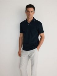 Koszulka polo regular fit - granatowy. Niebieskie koszulki polo męskie Reserved, l, bez wzorów, z bawełny, bez ramiączek. Za 89.99 zł.