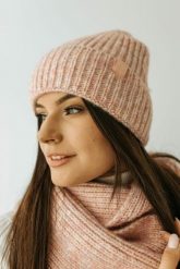 Wywijana czapka damska WINTER BETLEWSKI® rozowy. Czerwone czapki i kapelusze damskie bez wzorów. Za 29.52 zł.