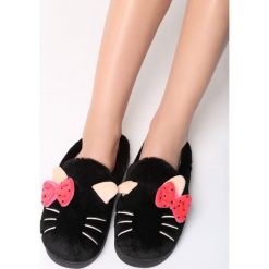 Czarne Klapki Lonely Nights. Czarne kapcie damskie Born2be, bez wzorów, z futra, bez obcasa, na płaskiej podeszwie. Za 34.99 zł.