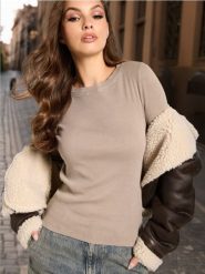 Koszulka - beżowy. Brązowe t-shirty damskie Sinsay, l, bez wzorów, z materiału, bez kołnierzyka. W wyprzedaży za 13.99 zł.