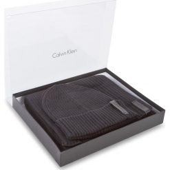 Zestaw Szalik i Czapka CALVIN KLEIN BLACK LABEL - Octave Giftset K50K503462 001. Szaliki i chusty damskie marki Calvin Klein Black Label. W wyprzedaży za 289.00 zł.