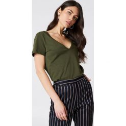 NA-KD Basic T-shirt z dekoltem V - Green. Zielone t-shirty damskie NA-KD Basic, z bawełny. Za 52.95 zł.