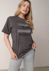 Ciemnoszary T-shirt z Bawełny o Kroju Oversize z Napisem Orinvyra. Szare bluzki damskie Born2be, m, bez wzorów, z bawełny, biznesowe, bez kołnierzyka, bez ramiączek. Za 59.99 zł.
