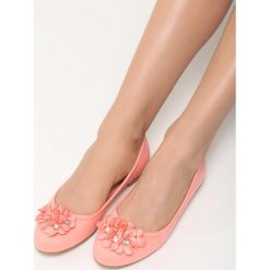 Różowe Balerinki The Race. Czerwone baleriny damskie Born2be, bez wzorów, ze skóry, bez obcasa, na płaskiej podeszwie. Za 29.99 zł.