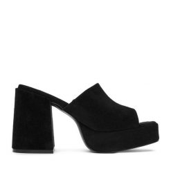 Klapki DeeZee. Czarne klapki damskie DeeZee, bez wzorów, bez obcasa. Za 139.99 zł.