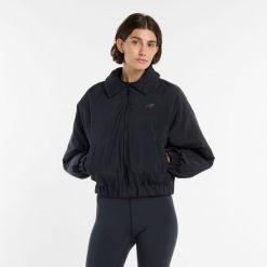 Kurtka damska New Balance WJ61D8YXBK ​– czarna. Czarne kurtki damskie New Balance, na wiosnę, s, bez wzorów, z bawełny, bez kaptura. Za 519.99 zł.