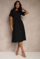 Czarna Rozkloszowana Sukienka Vices Zdobiona Wiązaniem Folarenne. Czarne sukienki damskie Renee, l, z aplikacjami, eleganckie, bez kołnierzyka, bez ramiączek, midi, kopertowe. Za 89.99 zł.