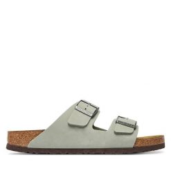 Klapki Birkenstock. Zielone klapki damskie Birkenstock, bez wzorów, bez obcasa. Za 549.99 zł.