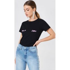 NA-KD T-shirt Self Ish - Black. Czarne t-shirty damskie NA-KD, z nadrukiem, z bawełny. W wyprzedaży za 42.67 zł.