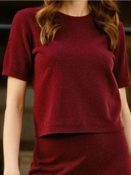 Bluzka swetrowa z domieszką wełny - bordowy. Czerwone bluzki damskie Sinsay, l, bez wzorów, z wełny, bez kołnierzyka, bez ramiączek. Za 39.99 zł.