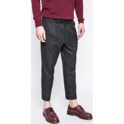 Guess Jeans - Spodnie. Spodnie materiałowe męskie marki Guess Jeans. W wyprzedaży za 159.90 zł.