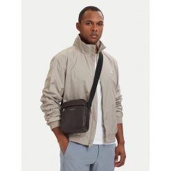 Saszetka Calvin Klein. Brązowe saszetki męskie Calvin Klein, młodzieżowe, małe. Za 329.99 zł.