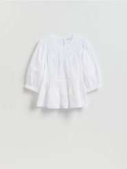 Bluzka z haftowanym wzorem - biały. Białe bluzki damskie Reserved, l, bez wzorów, z bawełny, bez kołnierzyka, bez ramiączek. Za 139.99 zł.