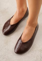 Brązowe Minimalistyczne Balerinki z Okrągłym Noskiem Katara. Brązowe baleriny damskie Born2be, bez wzorów, z jeansu, biznesowe, bez obcasa. Za 79.99 zł.