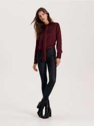 Woskowane spodnie push up - czarny. Czarne spodnie materiałowe damskie Reserved, bez wzorów, z tkaniny. W wyprzedaży za 35.99 zł.