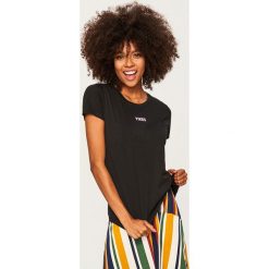 T-shirt z napisem - Czarny. Czarne t-shirty damskie marki Reserved, z napisami. W wyprzedaży za 9.99 zł.