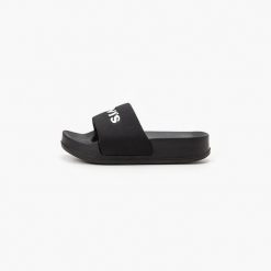 Klapki plażowe damskie Levi's June Bold Sliders D78890001. Czarne klapki damskie Levi's, bez wzorów, z lycry, eleganckie, bez obcasa. Za 109.00 zł.