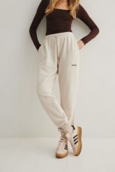Spodnie typu jogger w kolorze LATTE MELANGE - AUSTIN-XL. Brązowe spodnie materiałowe damskie Marsala, xl, bez wzorów, z bawełny, z podwyższonym stanem. Za 319.90 zł.