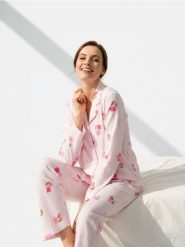 Piżama dwuczęściowa z motywem róż - różowy. Czerwone piżamy damskie Sinsay, l, bez wzorów, bez ramiączek. Za 59.99 zł.