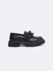 Mokasyny damskie loafersy z ozdobnym łaŅcuchem czarne LL274580 906. Czarne mokasyny damskie Big Star, na lato, bez wzorów, z syntetyku, bez obcasa, bez zapięcia. W wyprzedaży za 179.99 zł.