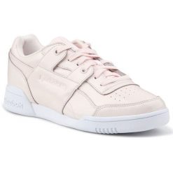 Buty Reebok W/O Lo Plus Iridescent W CM8951 różowe. Czerwone obuwie sportowe damskie bez wzorów, z materiału. Za 613.11 zł.
