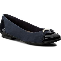Baleriny CLARKS - Neenah Vine 261324594 Navy Combi. Baleriny damskie marki Clarks. W wyprzedaży za 169.00 zł.