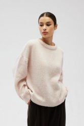 Sweter oversize z bufiastymi rękawami w kolorze STRAWBERRY FRAPPE - RIVERO-UNI. Czerwone swetry damskie Marsala, na lato, bez wzorów, z wełny, bez kołnierzyka, bez ramiączek, bez kaptura. Za 249.90 zł.