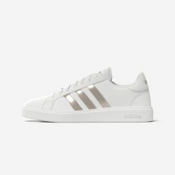 Buty do chodzenia damskie ADIDAS Court Base. Obuwie sportowe damskie Adidas, bez wzorów, trekkingowe. W wyprzedaży za 199.99 zł.