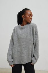 Sweter oversize z bufiastym rękawem SZARY - RIVERO. Szare swetry damskie Marsala, na zimę, bez wzorów, z wełny, wizytowe, bez kołnierzyka, bez ramiączek, bez kaptura. Za 249.90 zł.