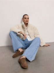 Zamszowe loafersy - beżowy. Brązowe mokasyny damskie Reserved, z zamszu. W wyprzedaży za 99.99 zł.