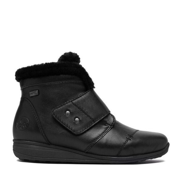 Botki Rieker. Czarne botki damskie Rieker, bez obcasa, na płaskiej podeszwie, bez zapięcia. Za 439.99 zł.