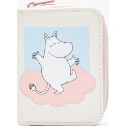 Portfel z nadrukiem Muminki - Biały. Białe portfele damskie Cropp, z nadrukiem. Za 34.99 zł.