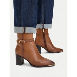 Botki MEXX. Brązowe botki damskie Mexx, bez obcasa, na słupku, bez zapięcia. Za 449.99 zł.